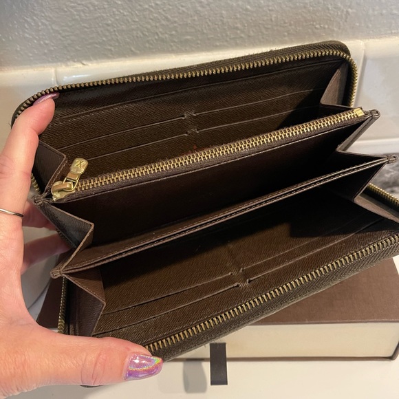 Louis Vuitton Zippy Wallet - Picture 12 of 13